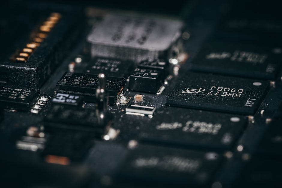 Detaljna makro snimka elektroničkih komponenti tiskane pločice